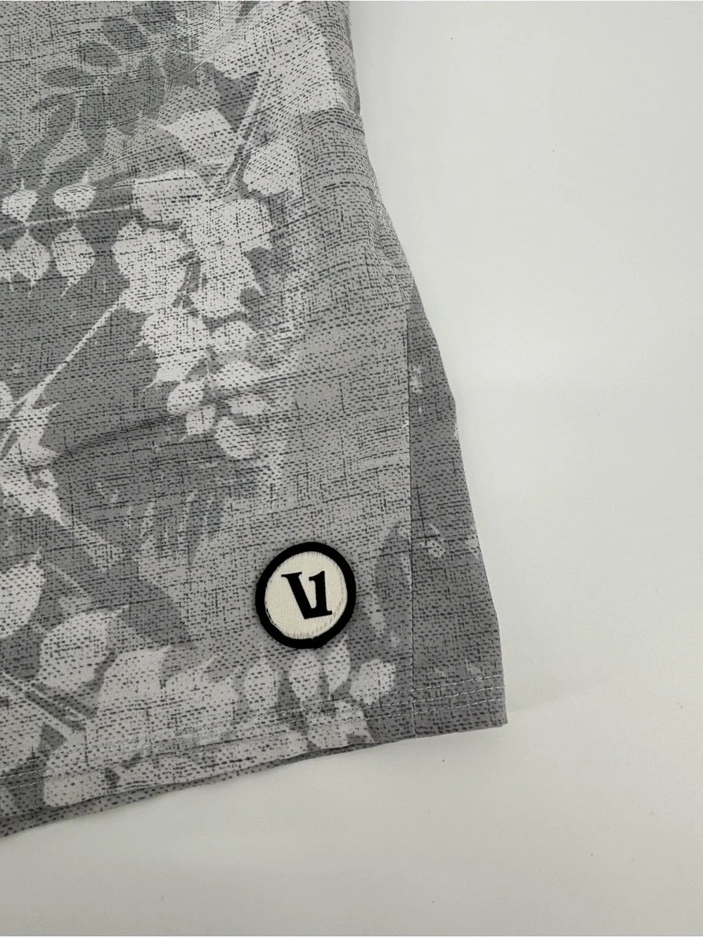 Vuori Mens Cape Short Size XL Gray Floral Leaf Swim Board Shorts V369 Stretch